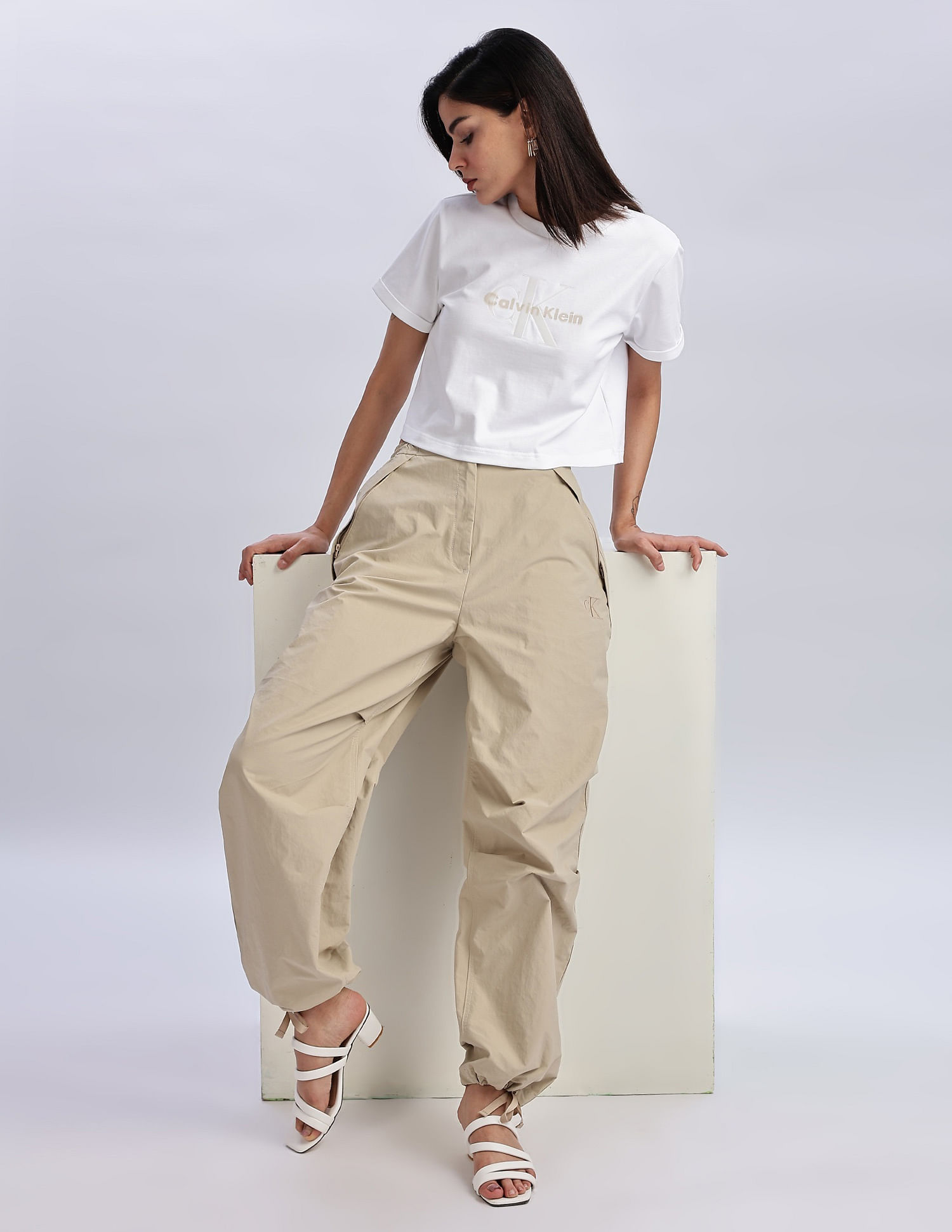 Calvin Klein Jeans Straight-Fit Solid Mid Rise Joggers