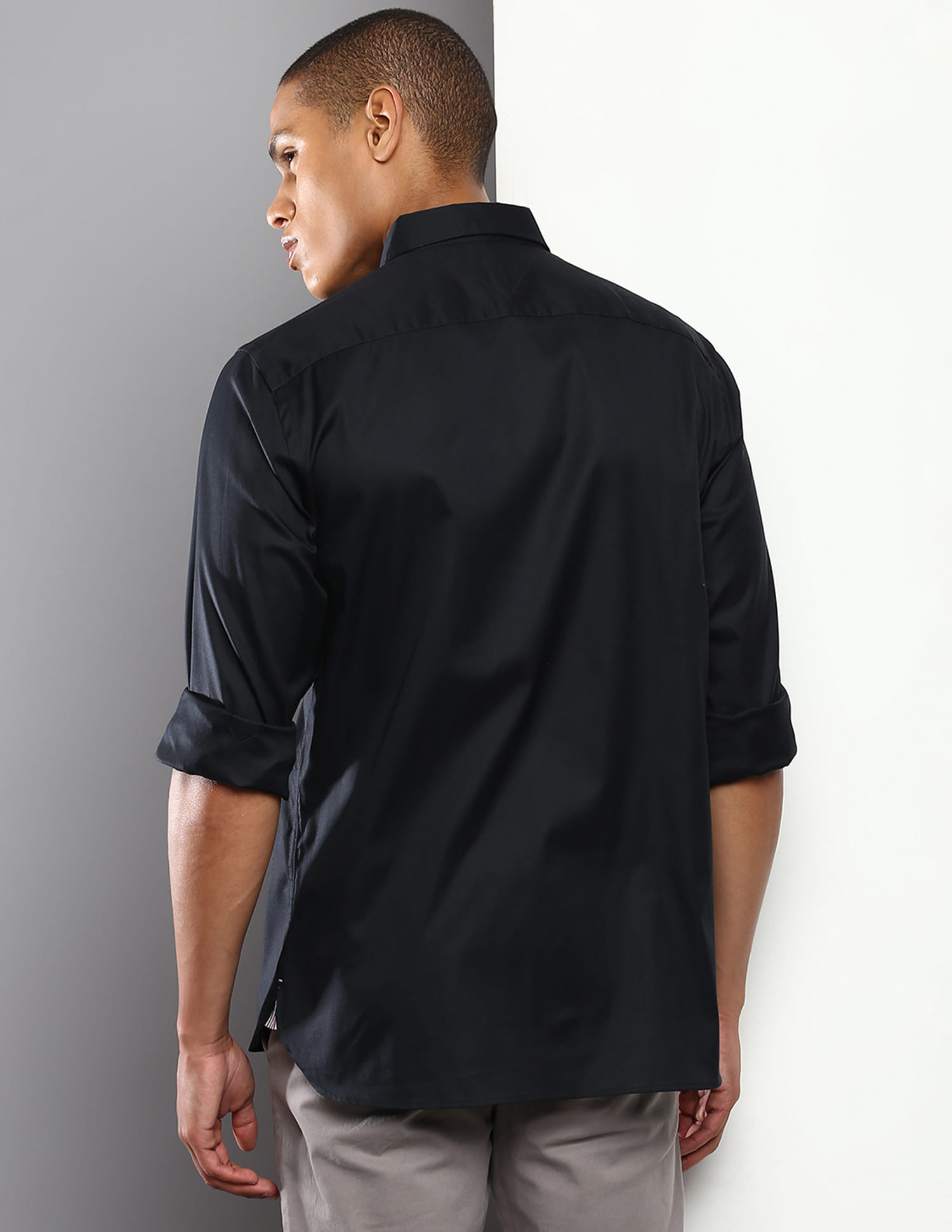 Buy Tommy Hilfiger Men Black Solid Oxford Casual Shirt - NNNOW.com