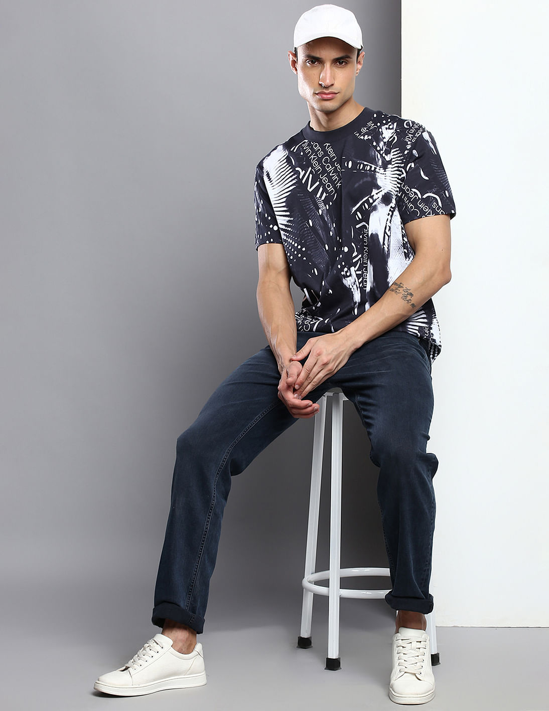 【CK25SS331】 JEANS Tシャツ J327475 Buy Calvin Klein Jeans Disrupted Logo All-Over Print T-Shirt